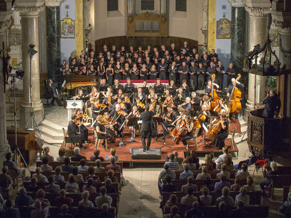 Laissez vous conquérir par la doux son de la musique classique dans l'église de Barcelonnette