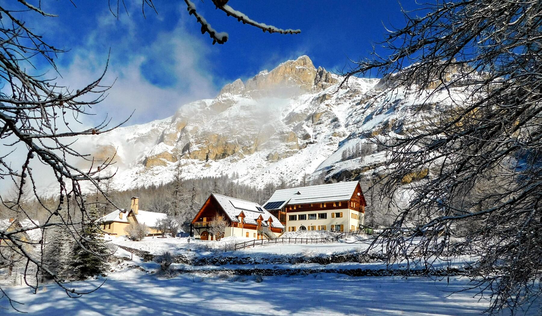 Dans le Vallon du Bachelard, séjourner à Bayasse pour vos séjour de sports d'hiver, ski de rando, raquettes ou juste pour profiter de la beauté des paysages enneigés, Bayasse est le lieu parfait.