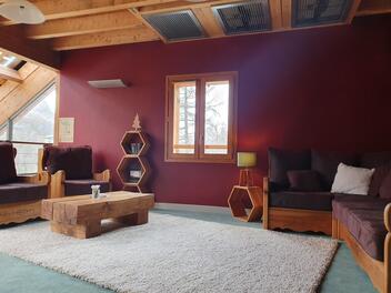 Le refuge de Bayasse est propice à la détente avec ses lounges et ses espaces de convivialité